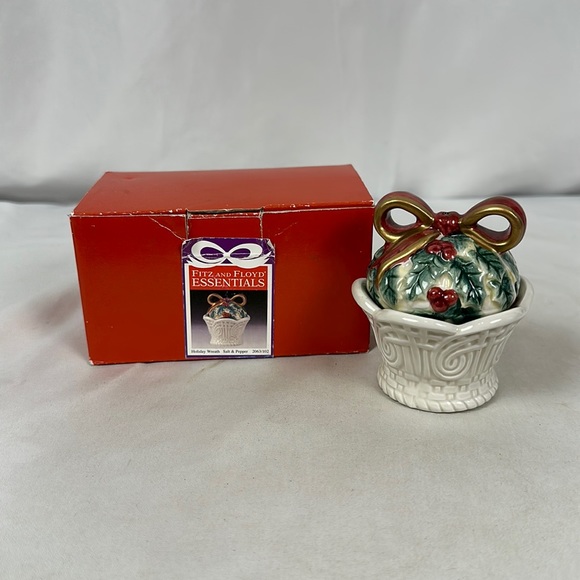 Fitz and Floyd Other - Fitz And Floyd Essentials Salt And Pepper Shakers
Holiday Wreath Pattern